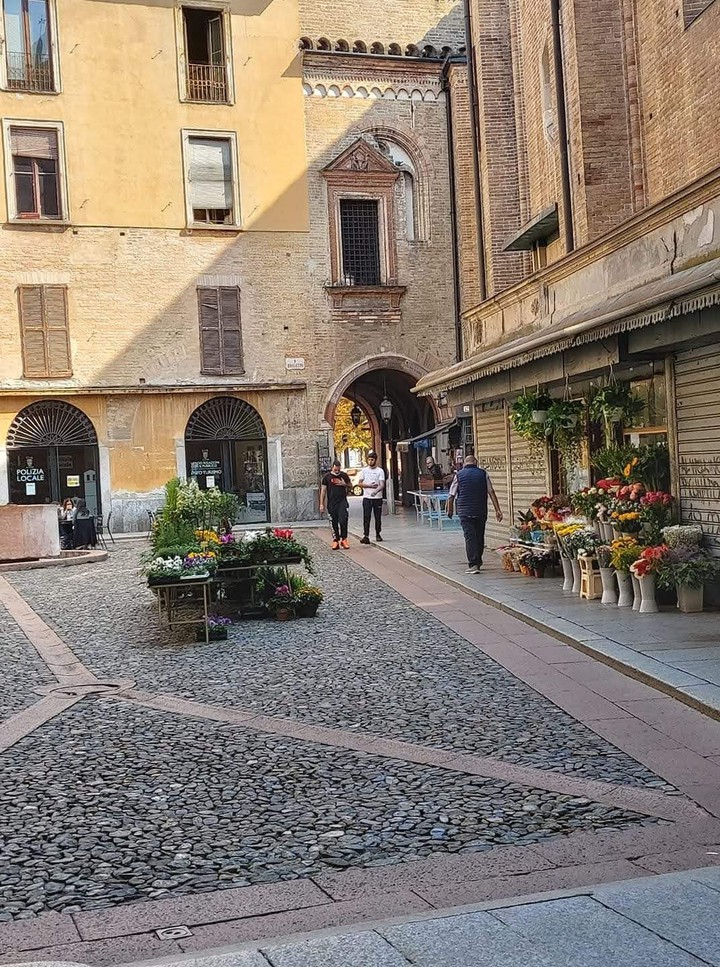 Piazza Broletto  Liod