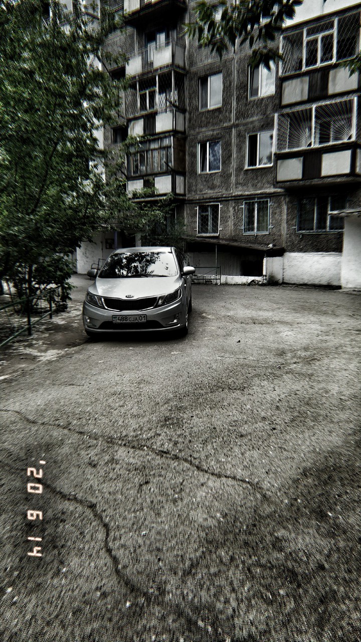 Машина во дворе