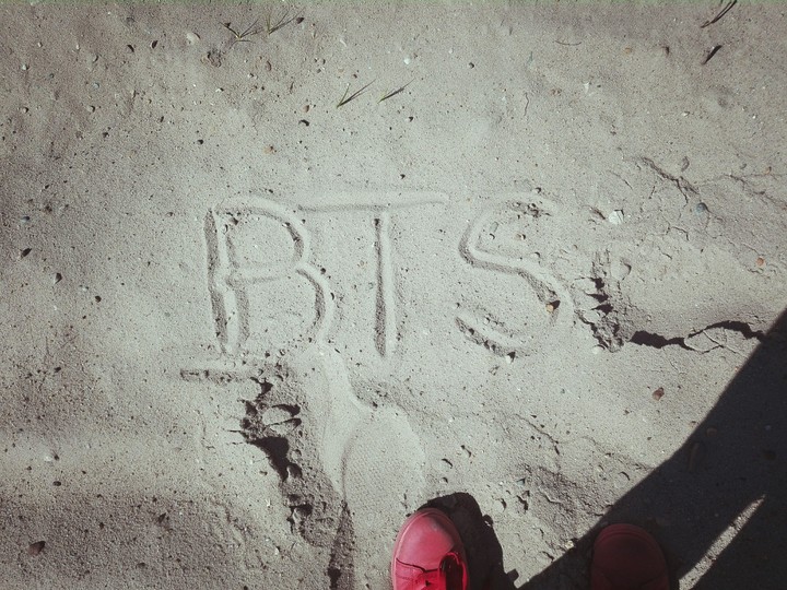 "BTS" napis na piaskuu!!