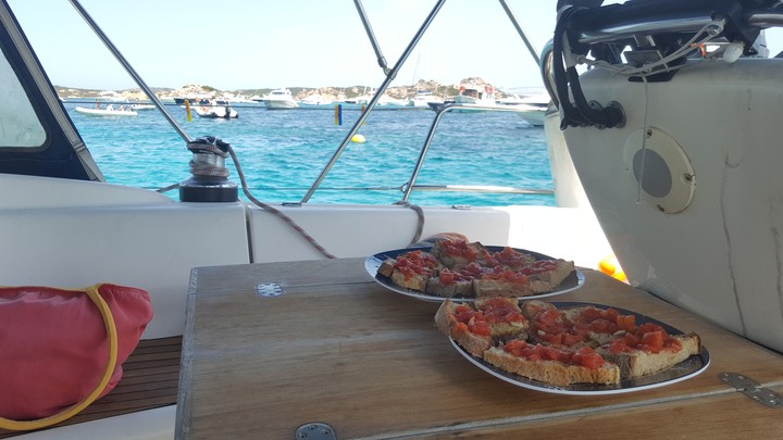 Pane e pomodoro in Barca a Vela