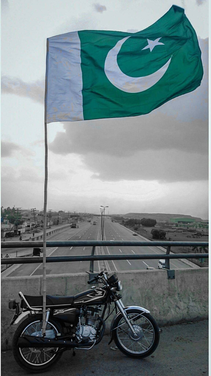 HONDA 125 & Pakistan Flqg