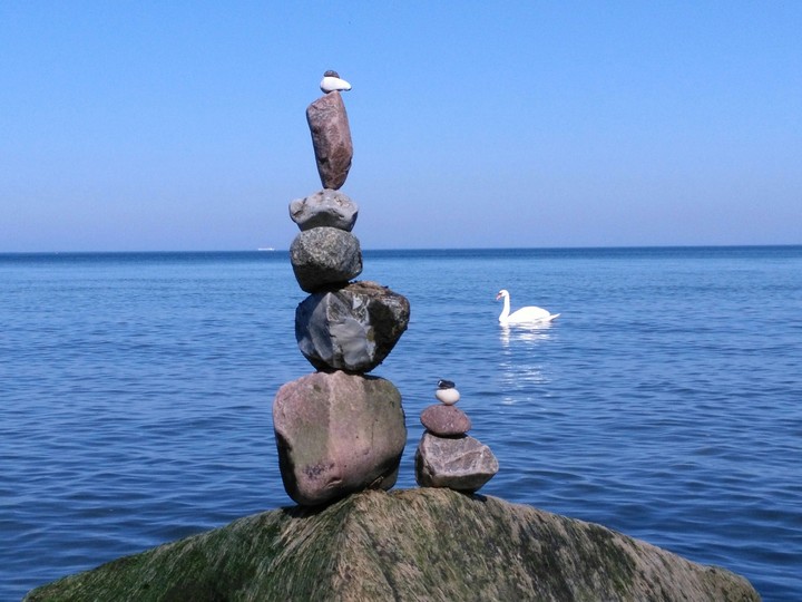 Stein-Skulptur am Meer