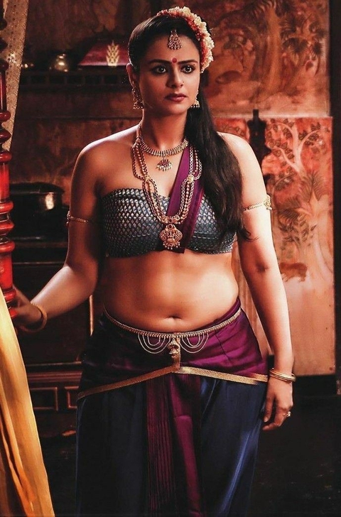 Shraddha srinath hot navel