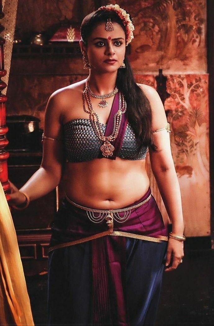 Shraddha srinath hot navel
