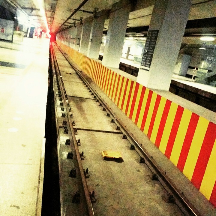 street train  delhimetro india
