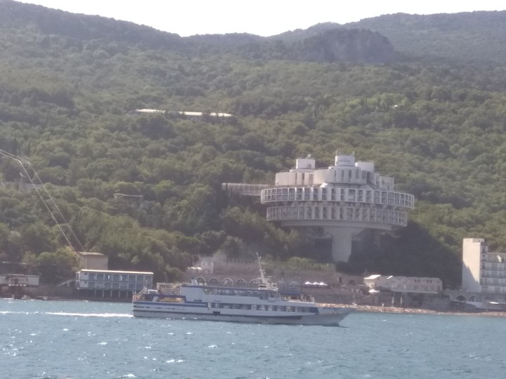В море теплоход