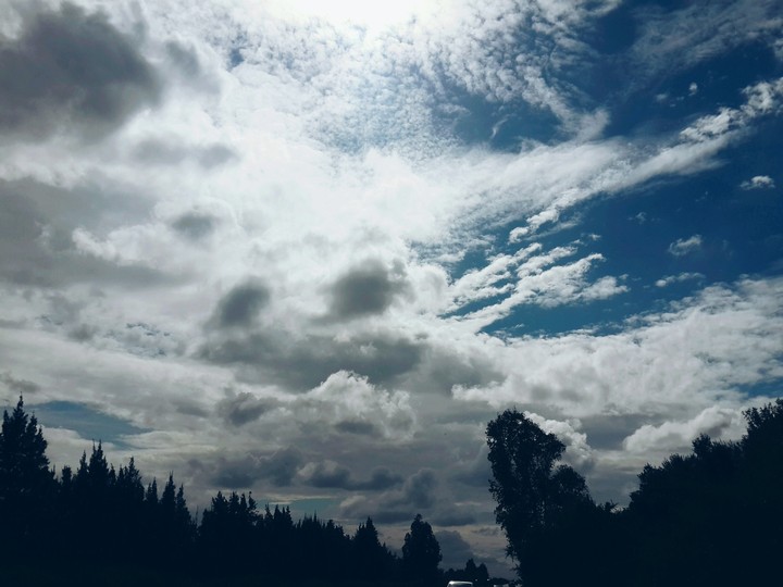nuages dans le ciel avec soleil