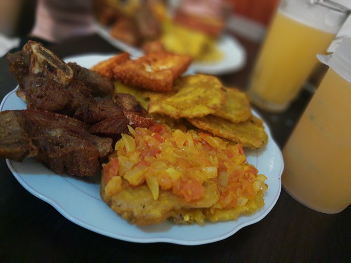 Patacones, chicharrón, queso, ahogado y juguitooo...