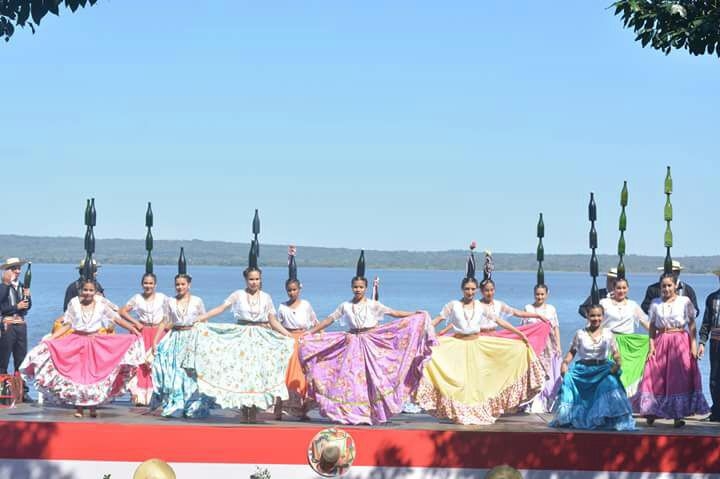 Danza Paraguaya, de fondo el Lago Ypacarai