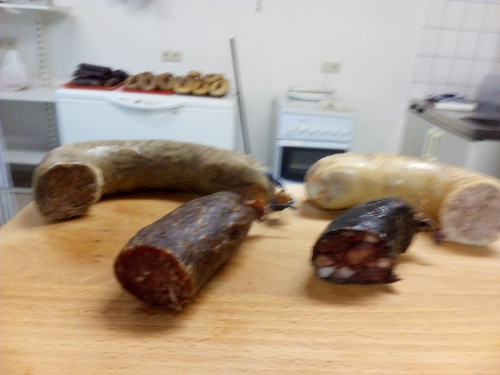 Blutwurst und Leberwurst zum Brobiren.
