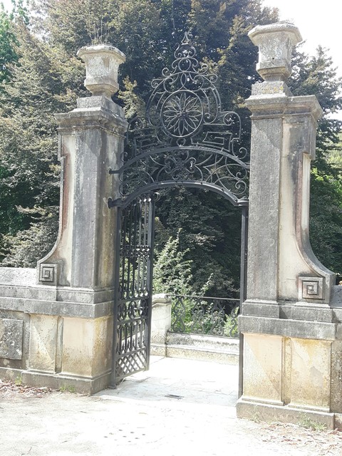 Gate