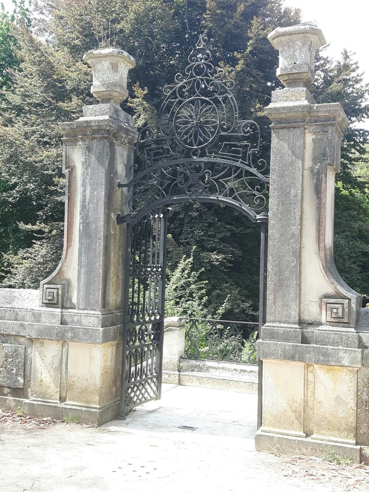 Gate