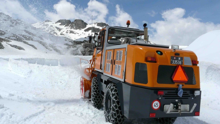 Schneeräumung am Gotthard Pass