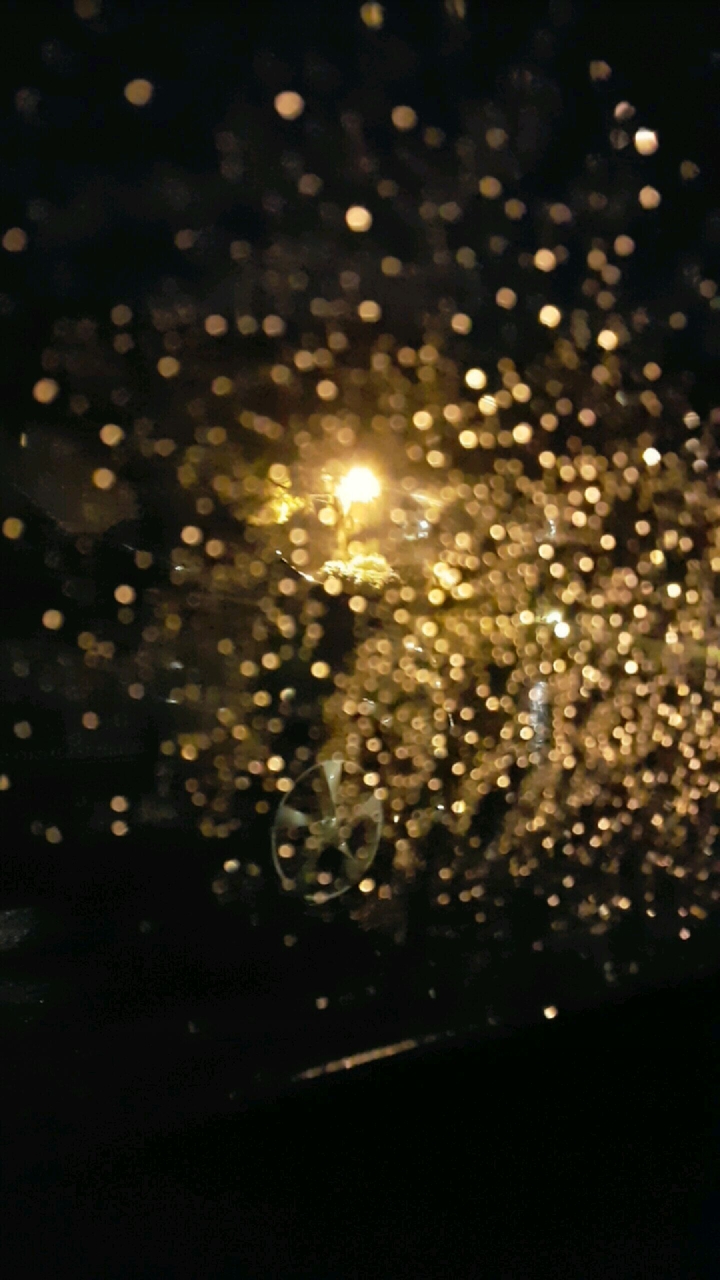 Regentropfen mit Lampenlicht