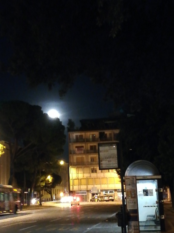 luna sul piazzale