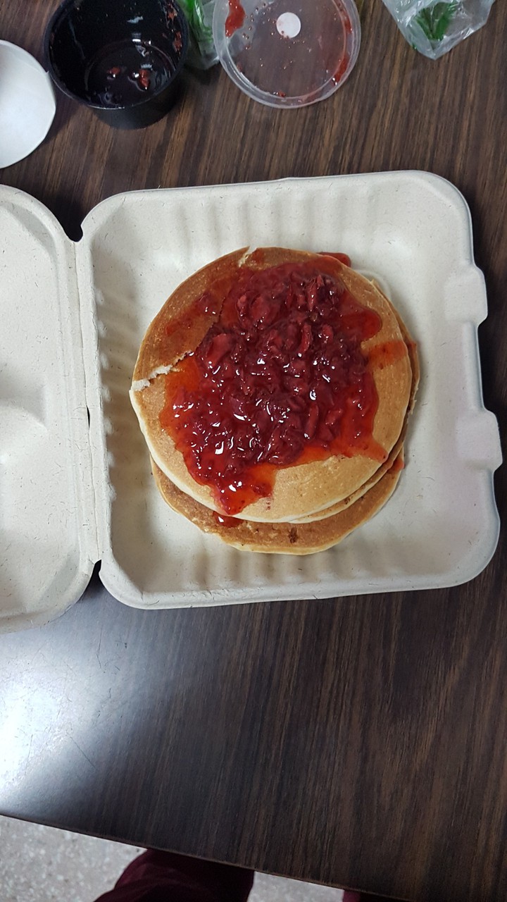 pankake con salsa de fresas