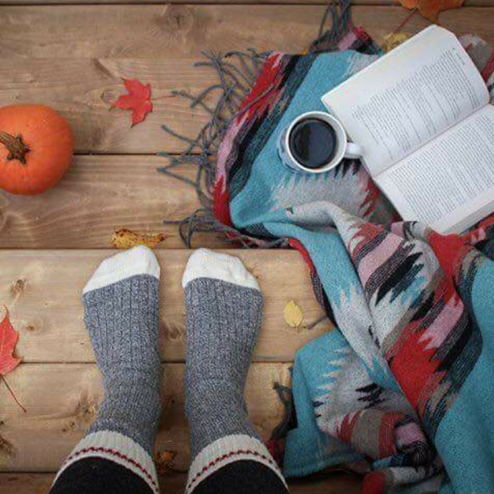 taze de cafe y un libro