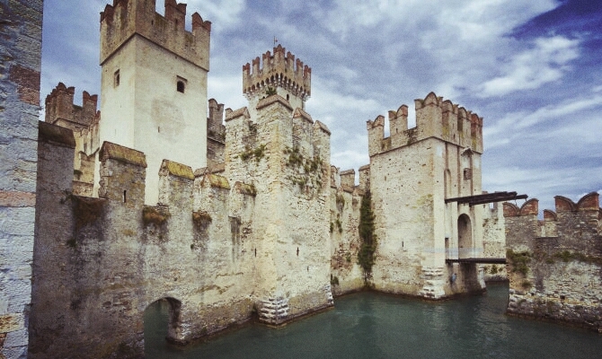 Castello Scaligero: la rocca nel Lago di Garda. Italia