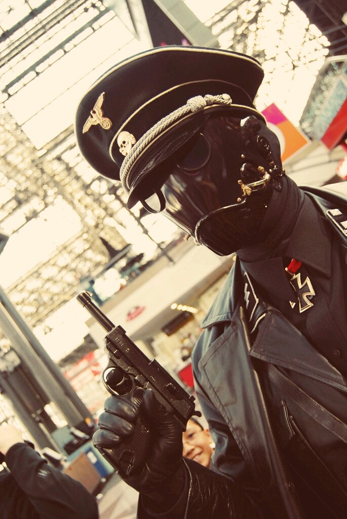 Karl Ruprecht Kroenen Cosplay
