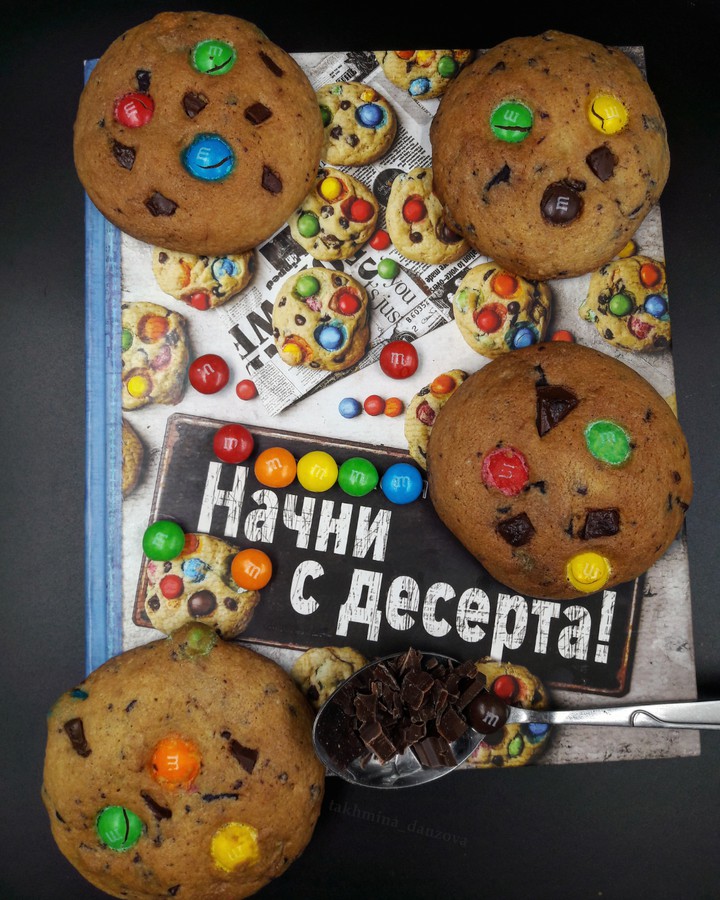 Cookie with M&m's and chocolate pieces