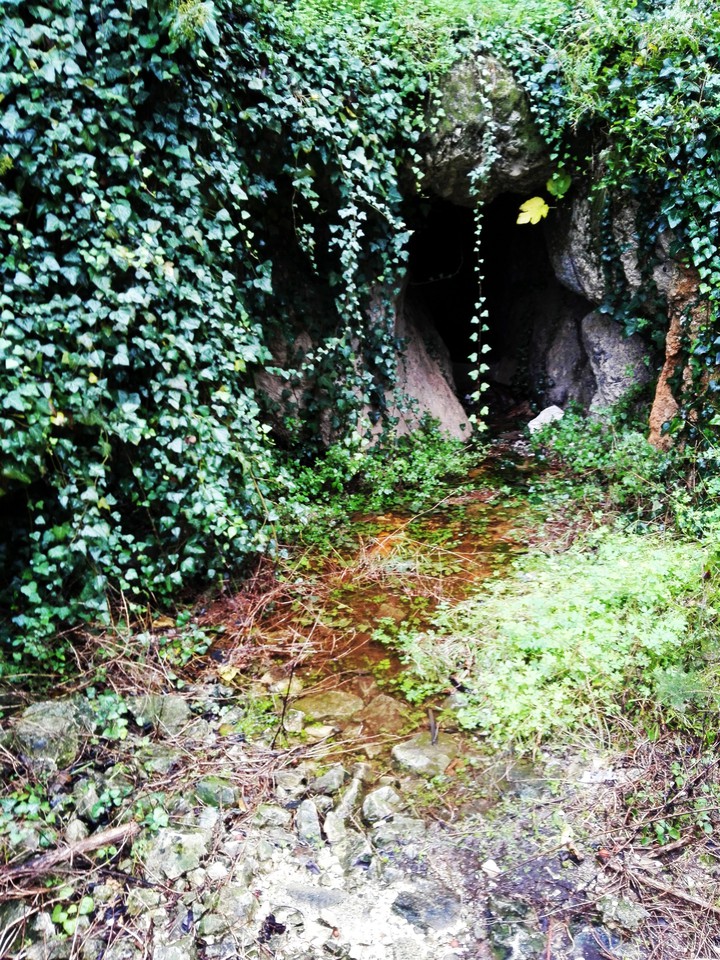 #Cueva a la falda de la montaña