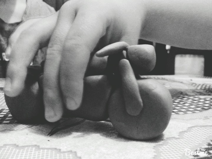 mãos pequenas de uma criança com sonhos grandes.
