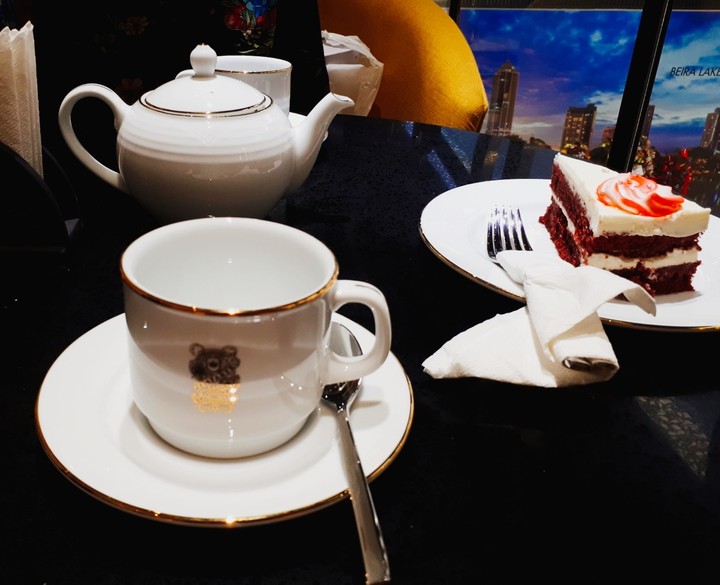Mint tea with Red velvet cake