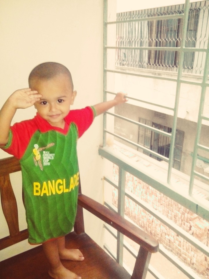A beautifull kid give salut.