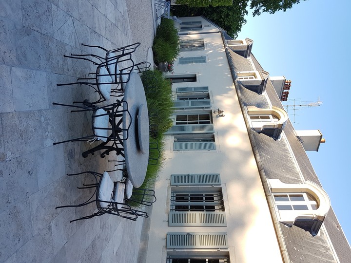 Chevigny Edith table