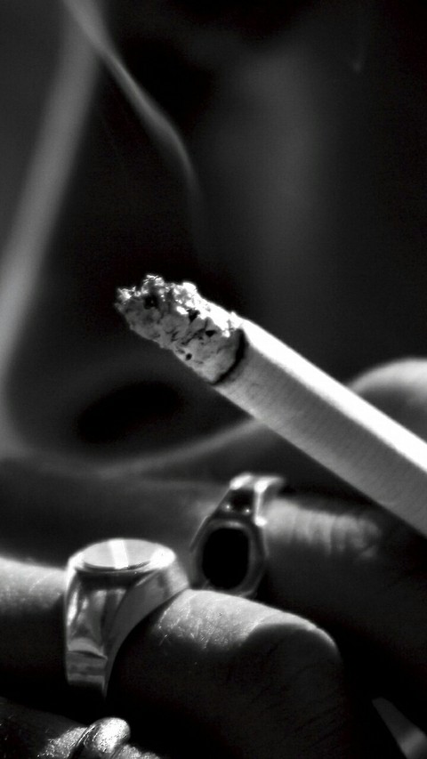 Cigarette, hand Hintergrundbilder