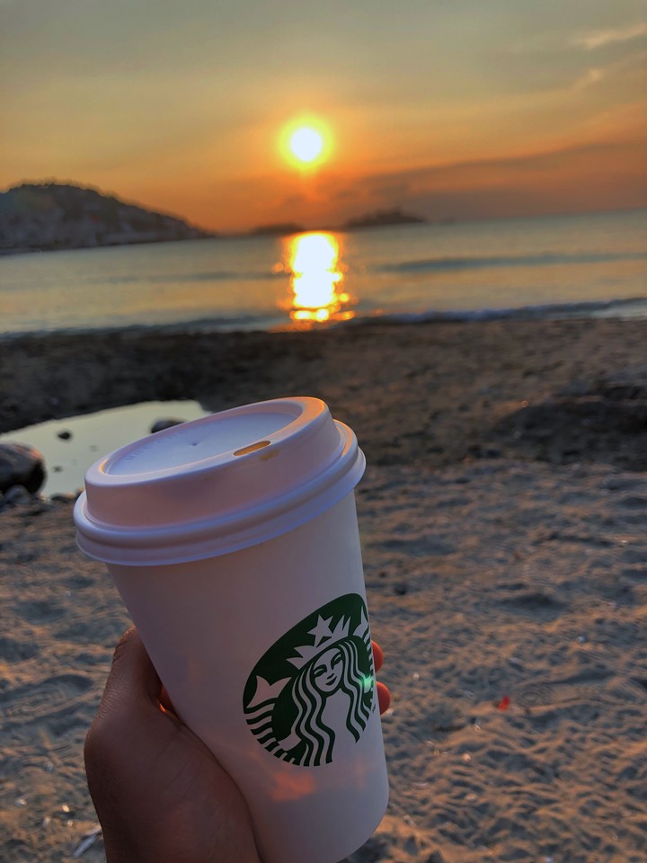 who want a hot coffie front of sea in  a cold day?