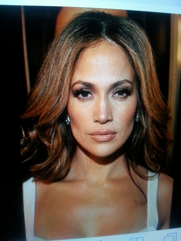 5 photos:who is she?