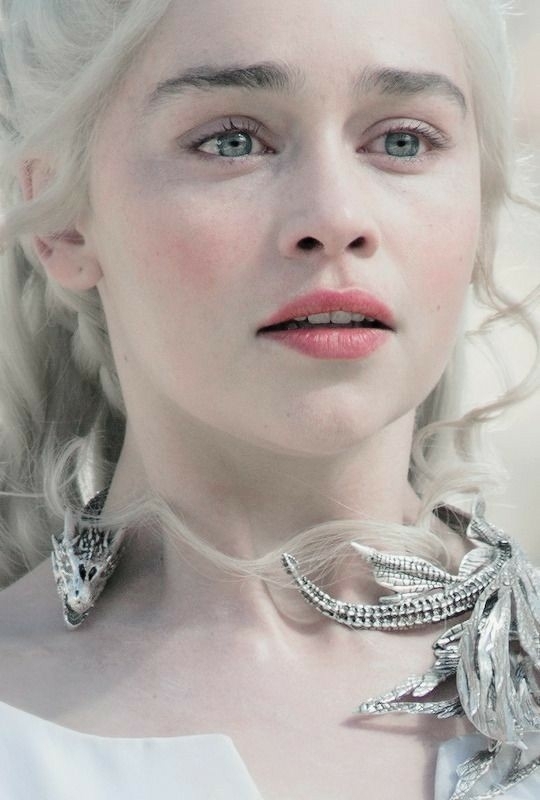Emilia Clarke....!