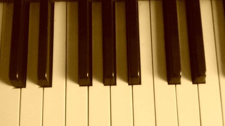Piano (sepia)