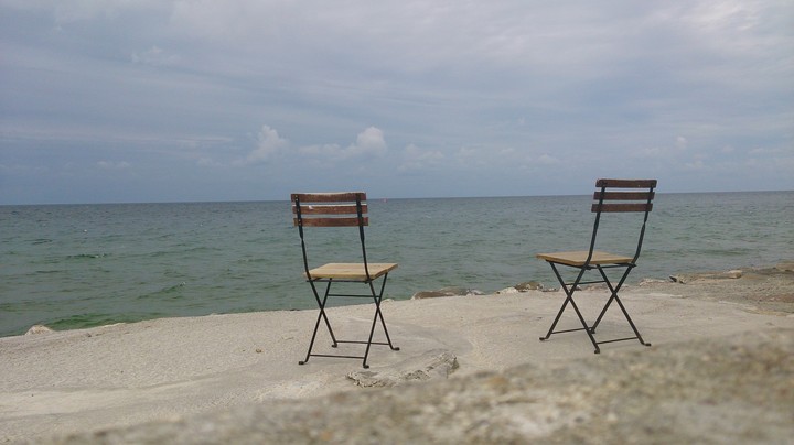 2 Stühle am Meer