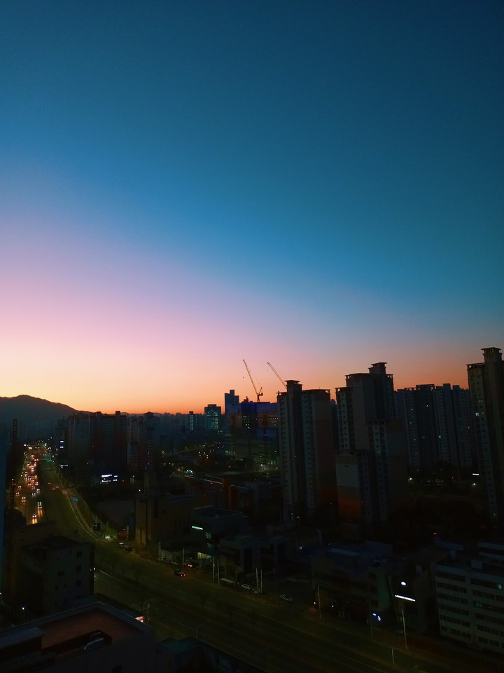 도시의 여명.