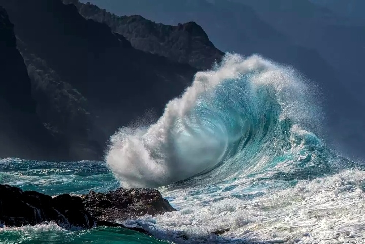 Waves surf