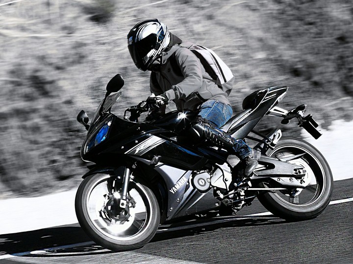 R15 v2.o black