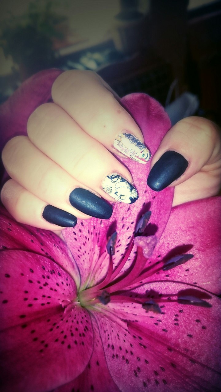 nails and flower