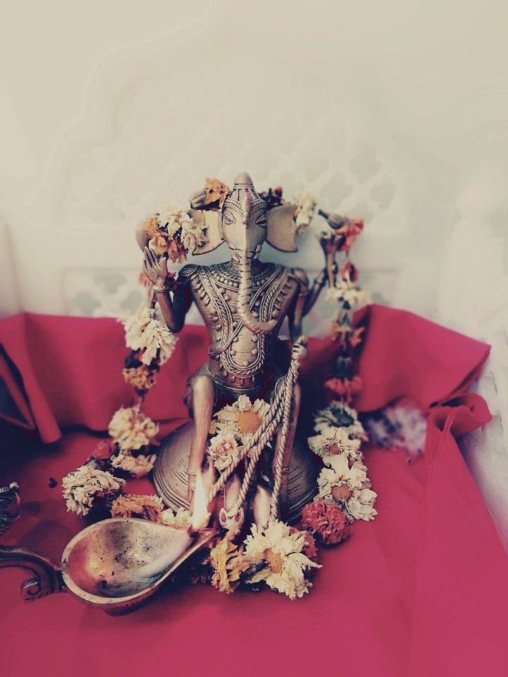 ॐ विघ्न हर्ता, विघ्न विनाश गजानन नमः
