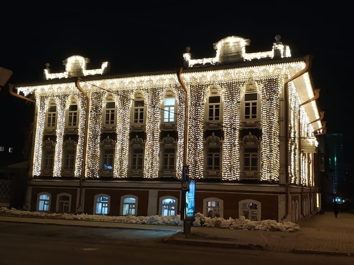 Дом в огнях
