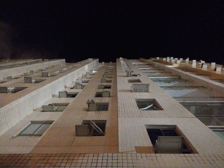 Há noite perto dos prédios
