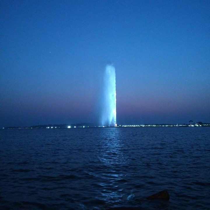bEtwEen d wAter