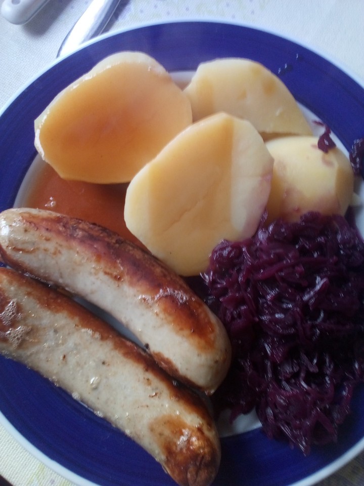 Rost brat wurst mit Rot kraut und Kartoffeln