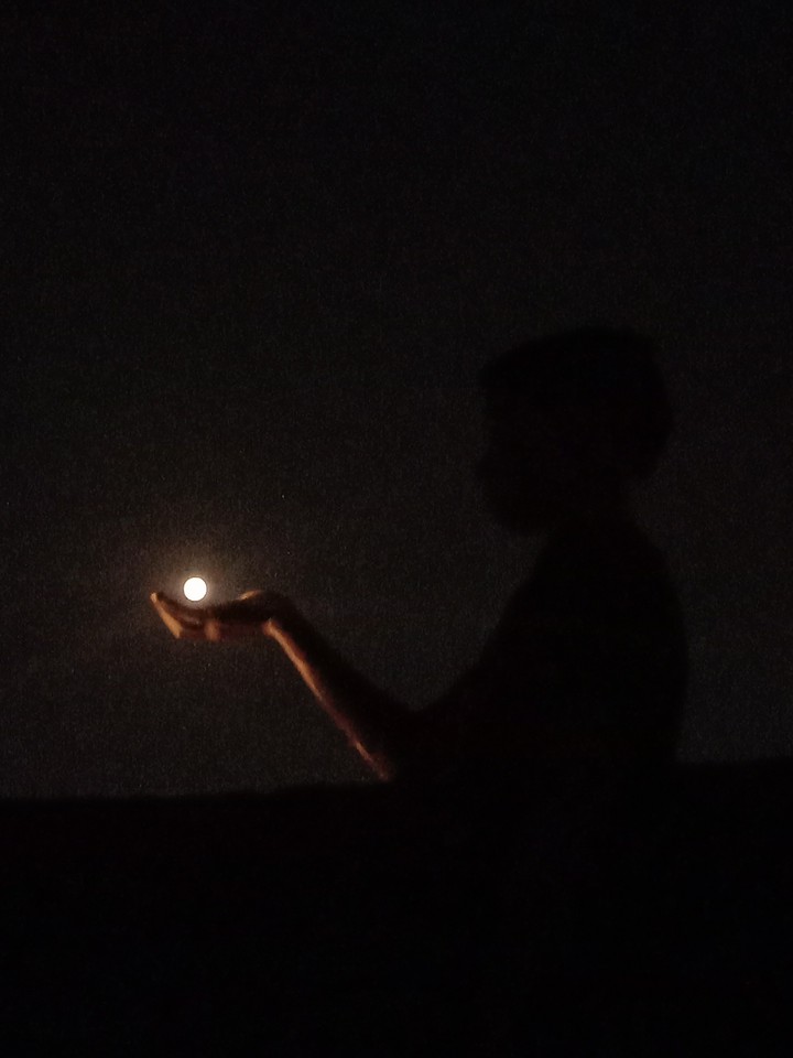 #Moon#on#Hand..