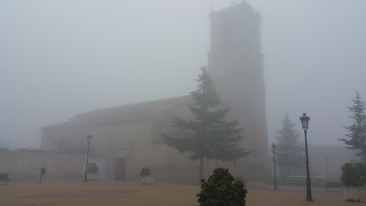 Iglesia de Minaya en niebla