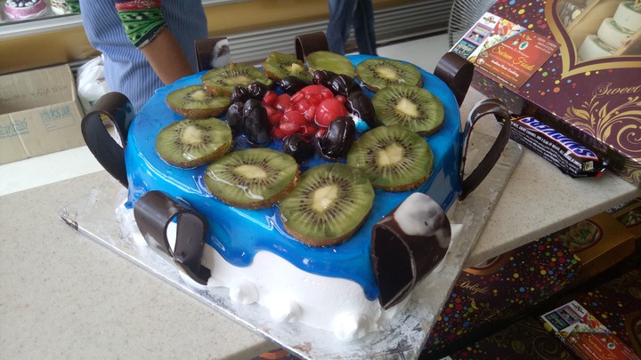 Kiwi fruit cake
