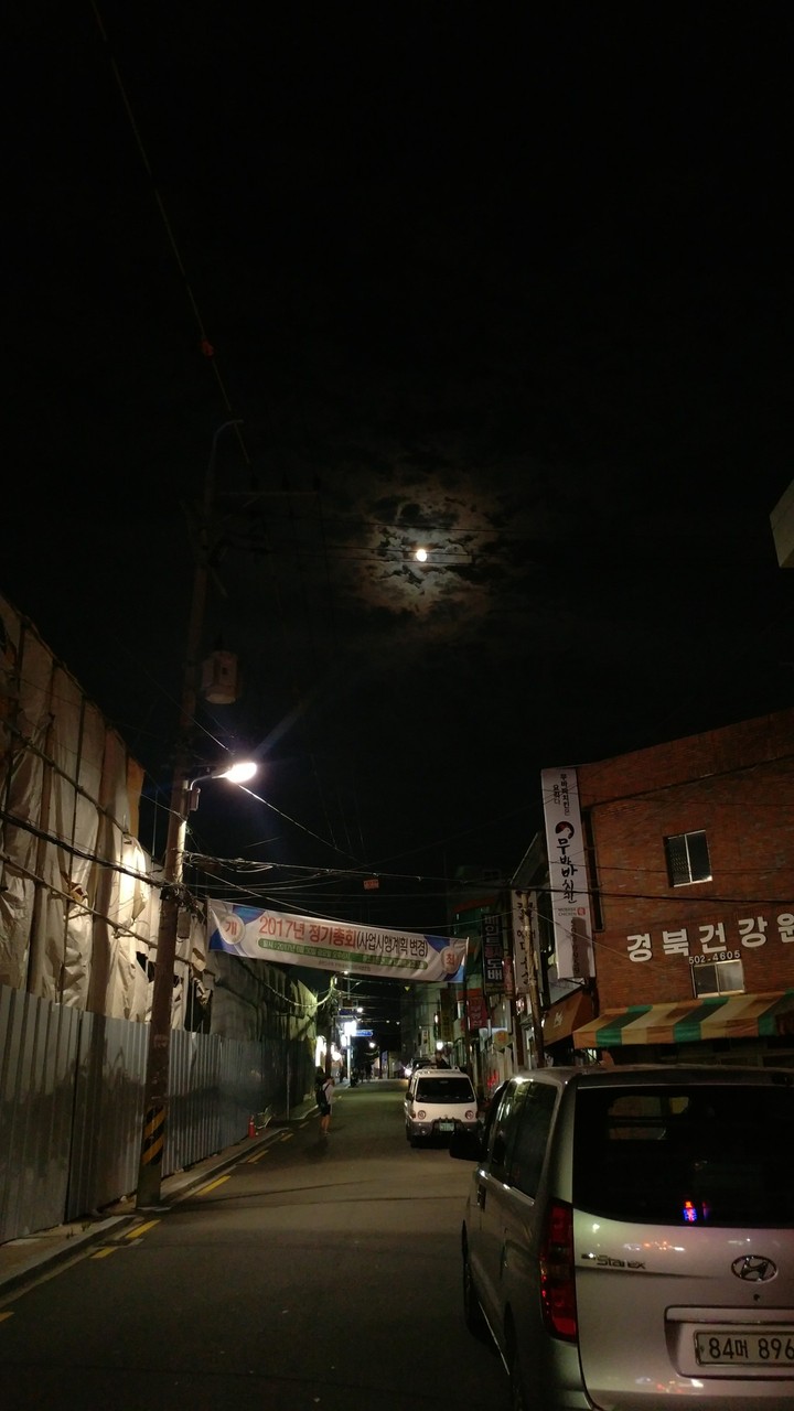 전선에 걸쳐진 달