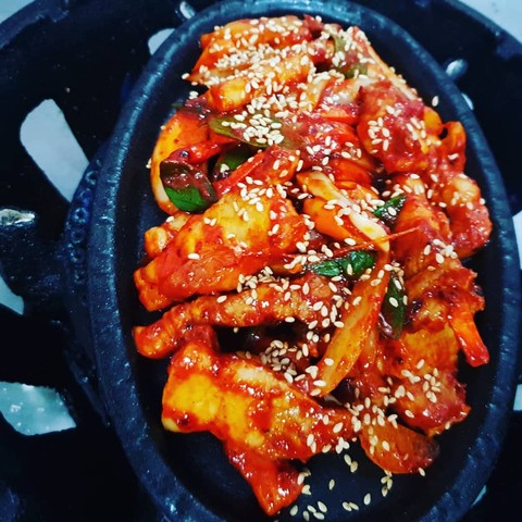 매콤제육볶음(甘辛、豚肉炒め)