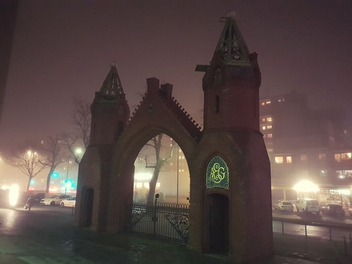 Gate